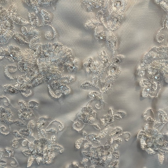 SPARKLE SEQUINS AND FLORAL LACE DESIGN Dress-Veil-Gloves. Dress is flowing - Picture 4 of 16